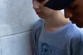 Tirando a virgindade do novinho