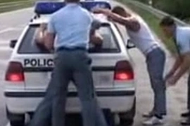Preso se deja comer del policia