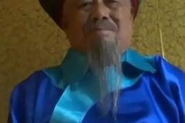 On Father's Day National Day, a young Asian man surprises his father with a steamy gay encounter. The old man, initially caught off guard, indulges in a passionate session of oral and manual pleasure.