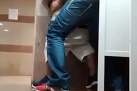 Flagra dois safados metendo no mictório do banheiro público
