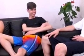 3 novinhos de 18 anos fudendo