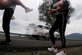 Chicos son grabados en plena carretera cogiendo por dicho reto entre ellos