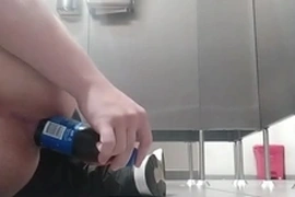 Me follo el culo con botella en baño público y alguien me vio