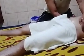 Hétero fica de pau duro durante massagem tailandesa