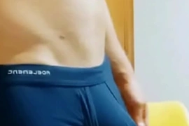 Vestindo cuecas que aumentam o pau. olha que volume gostoso! qual vc usaria?