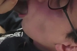 Putito colombiano comiendo verga