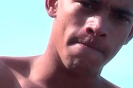 Dei o cú na praia escondido
